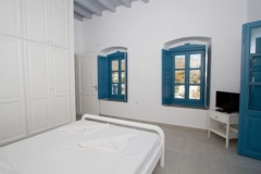 Air conditioned and ceiling ventilated in suite master bedroom 1 on upper floor (double bed 160x200)