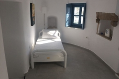 Lower floor sleeping area. Single bed 90x190 - mobile ventilation