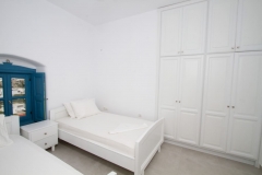 Bedroom 3 lower floor with 2 single beds (92x200)-ceiling ventilation