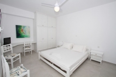 Air conditioned and ceiling ventilated in suite bedroom 5 on lower floor -bed 180x200
